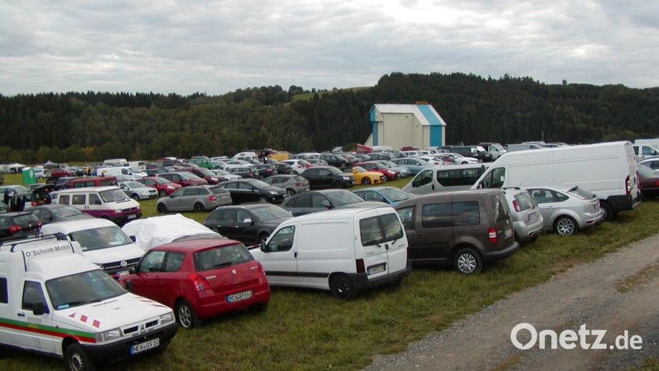 Der Parkplatz ist belagert mit Zelten und Wohnmobilen. Viele kleine Grüppchen sitzen zusammen und quatschen, kochen, essen oder hören Musik. Bild: tok