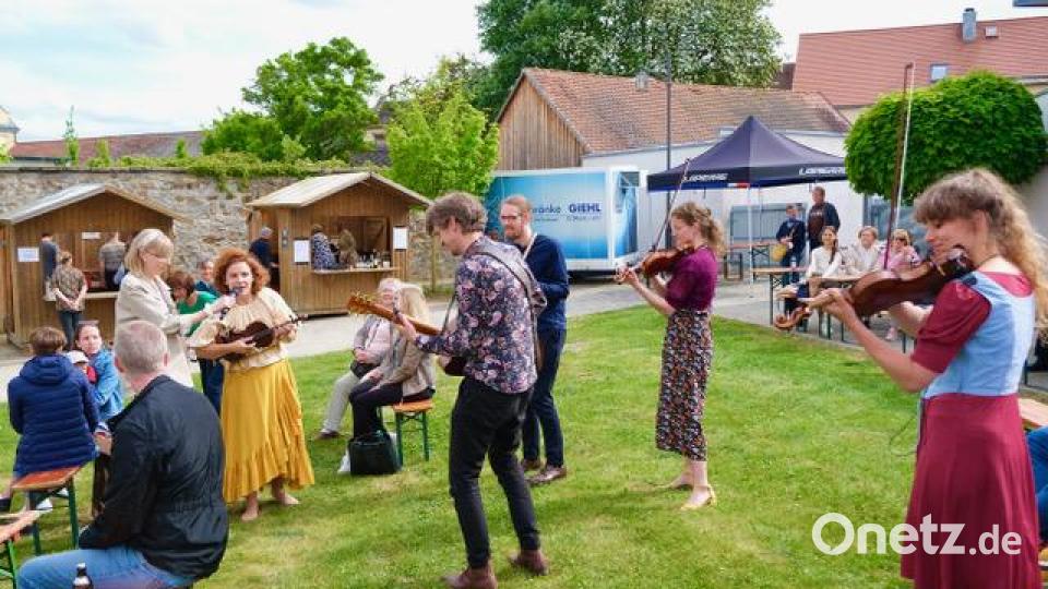 Phela nutzte die Neuen Gärten, um Publikumsnähe zum Konzerterlebnis zu machen. Bild: Jürgen Klein/exb