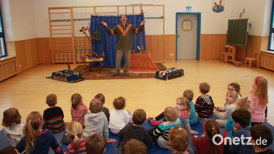 Oliver Machander mag Kinder und liebt Drachen, daher gehört ein lieber lila Walddrache auch zu seinen Hauptfiguren in den erzählten Geschichten. Bild: wro