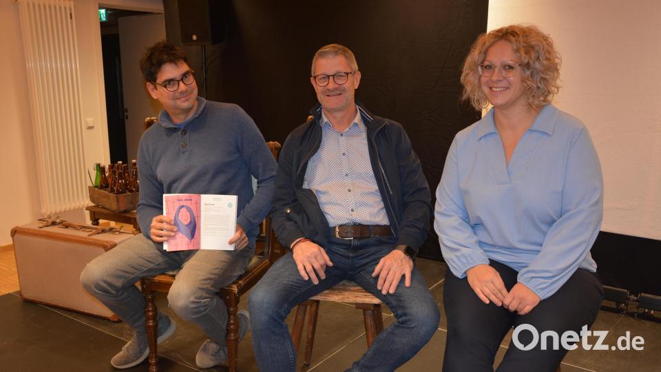 Regisseur Till Rickelt, Fördervereinsvorsitzender Uwe Rosner und Melanie Wenisch vom Museumsteam (von links) auf der Bühne im Schafferhof, wo seit Montagabend die Proben für &quot;Resl unser&quot; laufen. Bild: jr