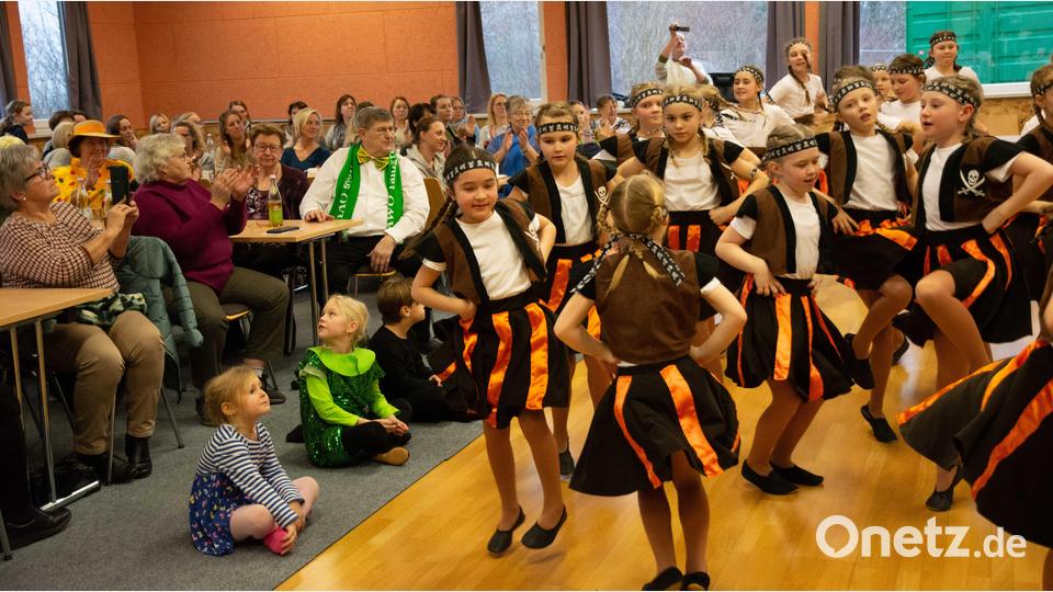 Mit ihrem Schautanz "Ein Tag auf hoher See", unterhielt die Jugendgarde die Senioren beim Faschingsnachmittag. Bild: Welnhofer/exb