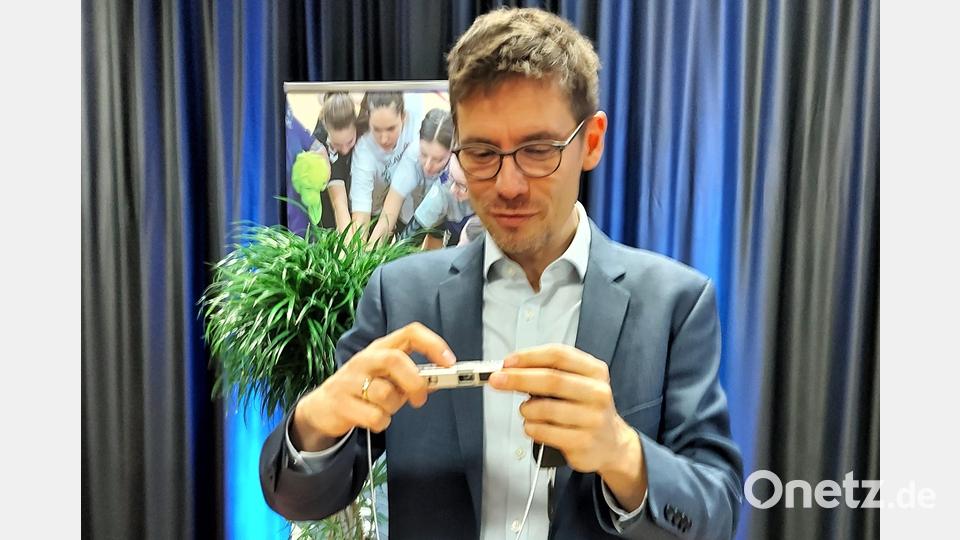 Titus Müller erlebte als Kind noch die DDR. In seinen Romanen über Geheimdienste und Spionage verbindet er Reales mit Fiktionalem. Die kleine Spionage-Kamera gehört bei der Lesung zu den Anschauungsobjekten. Bild: lg