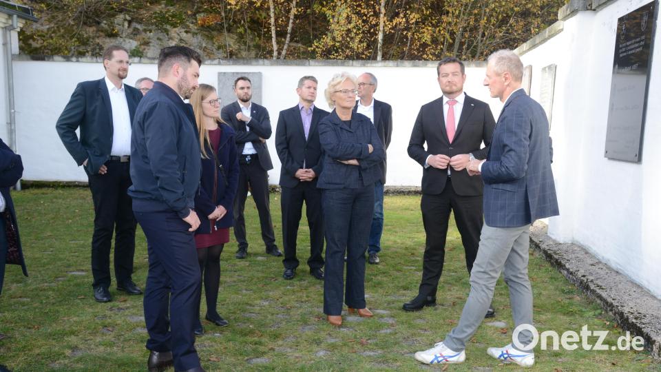 Bundesverteidigungsministerin Christine Lambrecht (Mitte) besuchte auf Einladung des SPD-Kreisverbands Neustadt/WN und Bundestagsabgeordnetem Uli Grötsch die KZ-Gedenkstätte Flossenbürg. Deren Leiter Jörg Skriebeleit (rechts) führte die Gäste durch die Gedenkstätte. Bild: bey