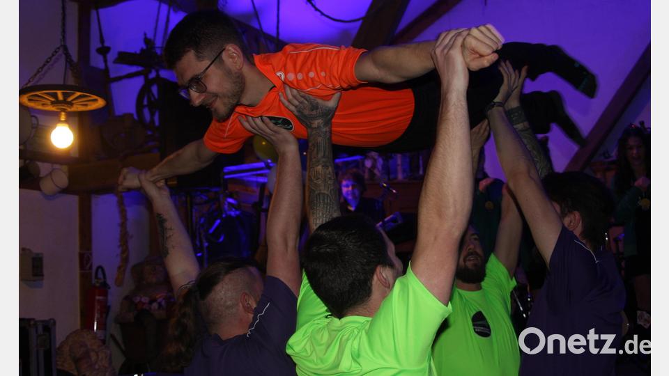 Gegen 21 Uhr sicherte sich das Männerballett vom TSV Reuth die Tanzfläche. Bild: wro