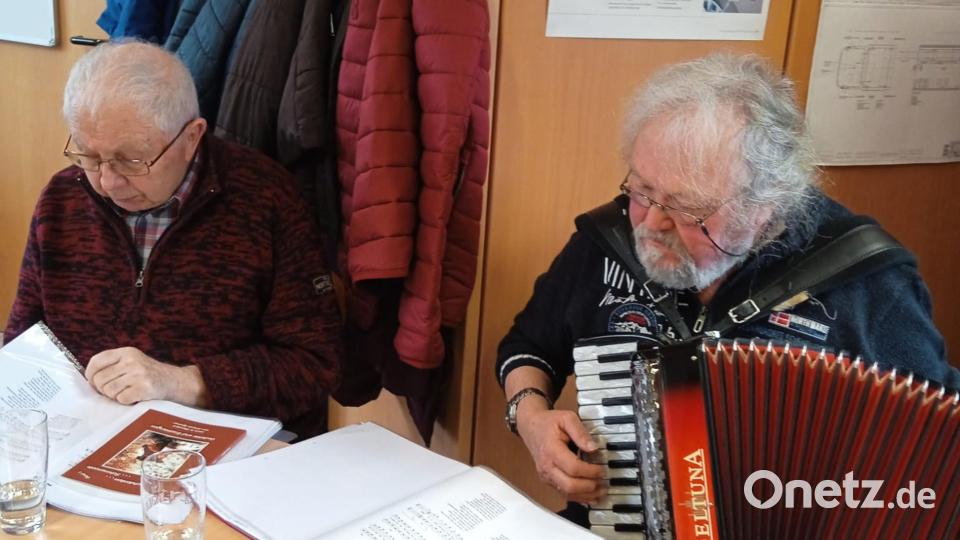 Johann Spörrer und Walter Pilsack (von links) waren die Protagonsten der Veranstaltung, die die Nachbarschaftshilfe Pullenreuth auf die Beine gestellt hatte. Bild: Sandra Pinzer/exb