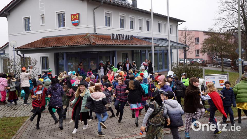 Fröhliches Treiben vor dem Rathaus. Bild: bkr