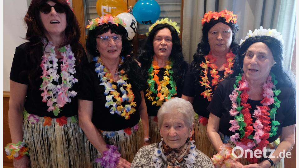 Mit 95 Jahren ist Sophie Dollhopf (vorne) die älteste Besucherin. Bild: le