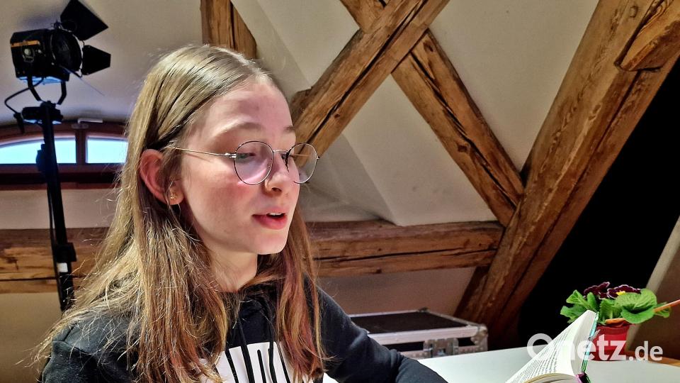 Siegerin Marie Hartmannsgruber beim Vorlesewettbewerb in der Regionalbibliothek. Bild: R. Kreuzer