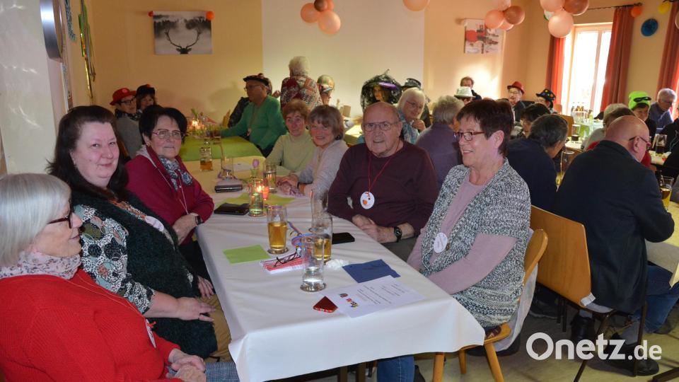 Nahezu vollbesetzt war der Saal des SV Pechbrunn beim närrischen Seniorennachmittag. Bild: jr