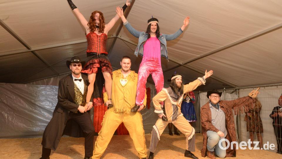Das Männerballet des Pressather Faschingsvereins ist absolut schwindelfrei und vor allem recht athletisch. Bild: bey
