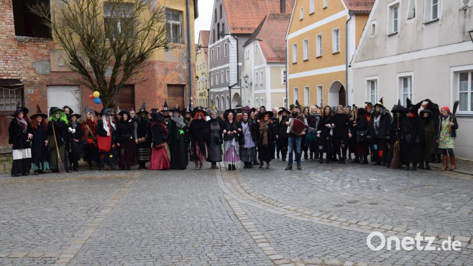 Eine Rekordbeteiligng sah man heuer beim Hexenzug in Schmidmühlen. 82 waren schon bei der ersten Station im Rathaus mit dabei. Bild: bö