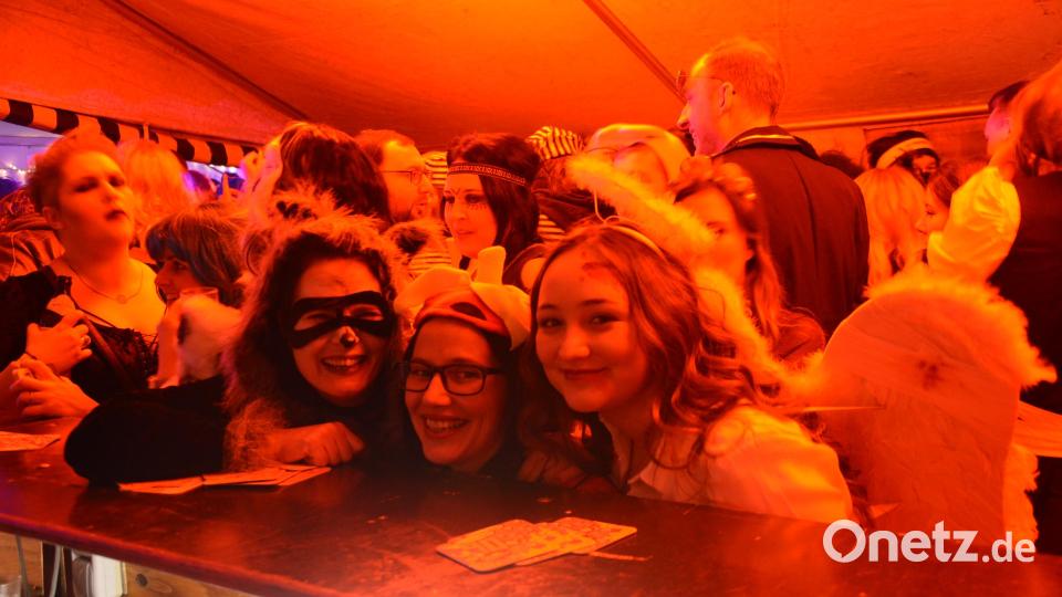 Der Weiberfasching durch die rote Brille. Bild: ak