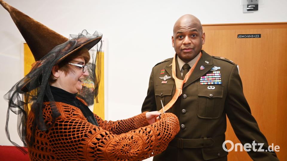 Der Kommandeur der US-Garnison Bayern, Colonel Kevin A. Poole, war schon darauf vorbereitet: Auch seine Krawatte entging der Hexen-Schere im Vorzimmer des Oberbürgermeisters nicht. Bild: Susanne Schwab, Stadt Amberg/exb