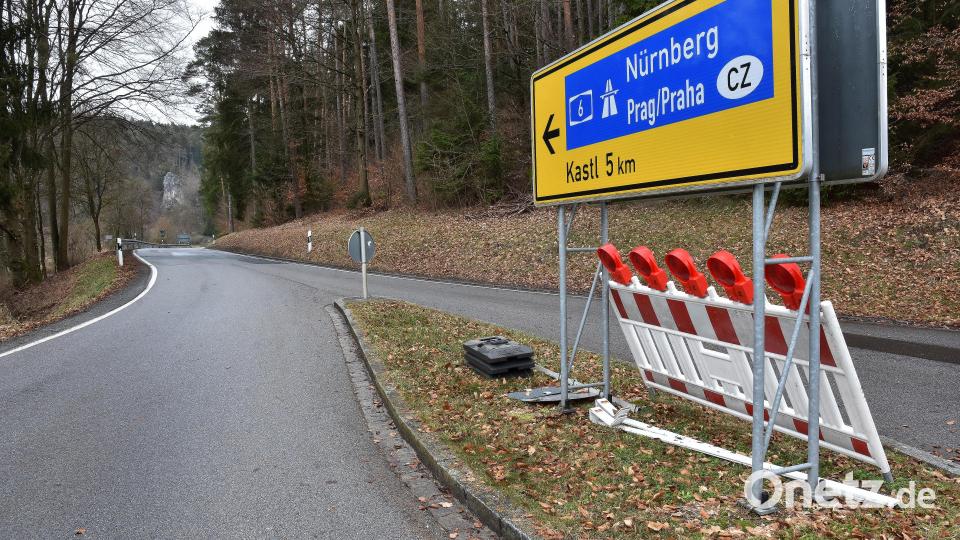 An der Abzweigung zur Staatsstraße 2240 bei Mühlhausen lehnen bereits die Absperrungen. Ab Montag, 20. Februar, wird der Verkehr umgeleitet. Bild: Stephan Huber