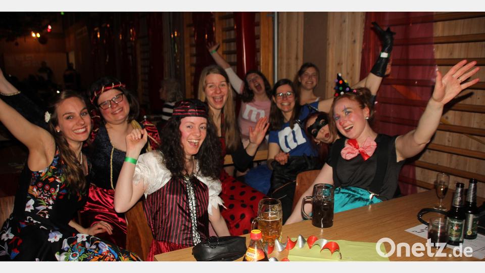 Die Band braucht nicht zwei Mal bitten: Schnell sind die Frauen in Partystimmung. Bild: frd