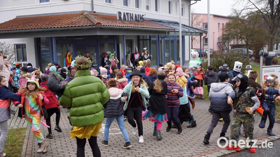 Fröhliches Treiben vor dem Rathaus. Bild: bkr