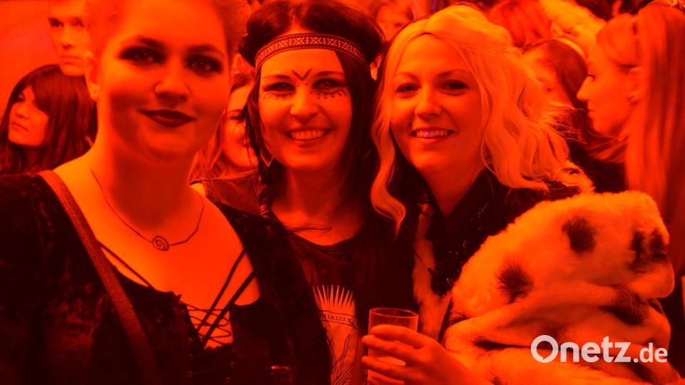 Der Weiberfasching durch die rote Brille. Bild: ak