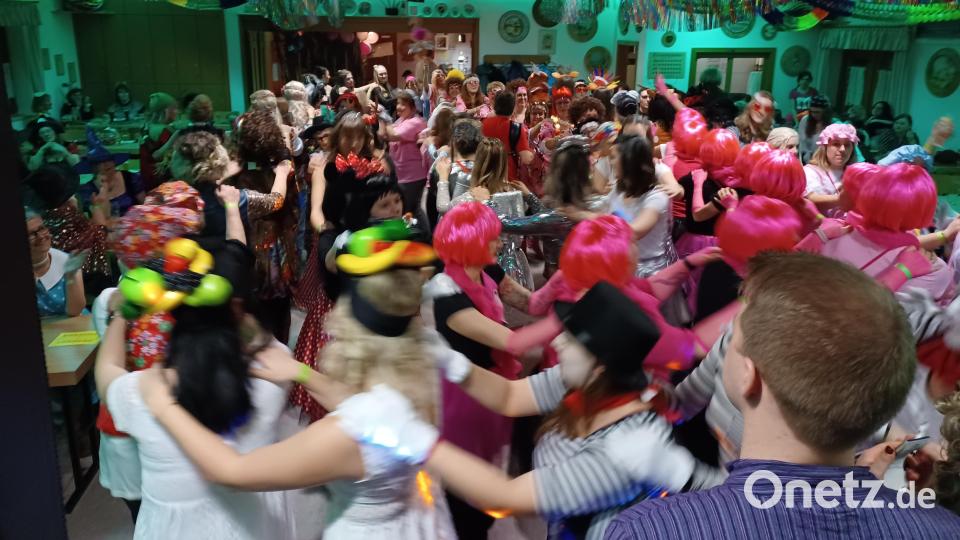 Im Schützenhaus herrschte buntes Faschingstreiben. Bild: Josef Maschauer/exb
