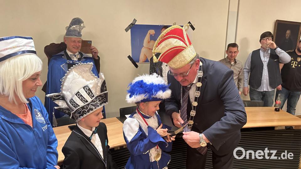 Prinzessin Emma I. lässt es sich nicht nehmen, Bürgermeister Hans-Martin Schertl am Unsinnigen Donnerstag die Krawatte abzuschneiden. Bild: Stefanie Gradl