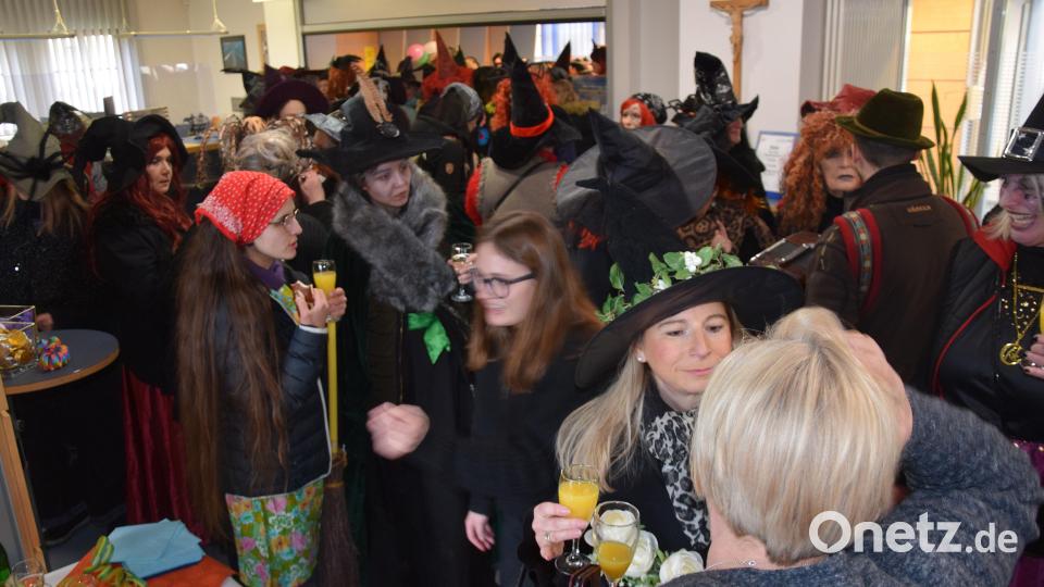 Hexenzauber! Im Foyer der Raiffeisenbank waren sogar die Stehplätze bis in die hinteresten Ränge besetzt Bild: bö