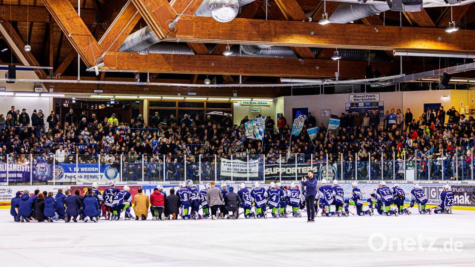 Nach dem Spielschluss gab es eine Mini-Feier der Mannschaft der Blue Devils Weiden mit den Fans. Bild: Werner Moller