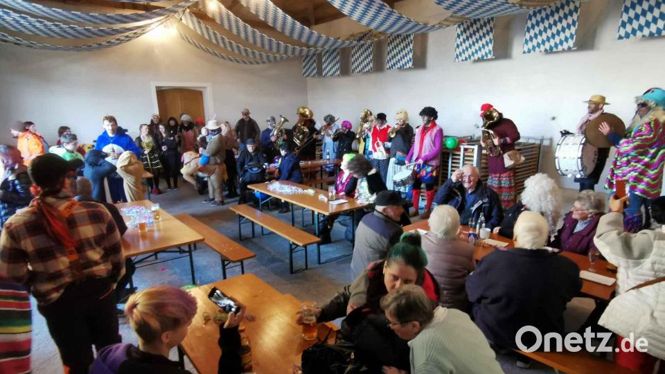 Zum musikalischen Endspurt trafen sich die Musiker mit einigen Senioren und Schaulustigen im Festsaal des Kommunbrauhauses. Bild: gz