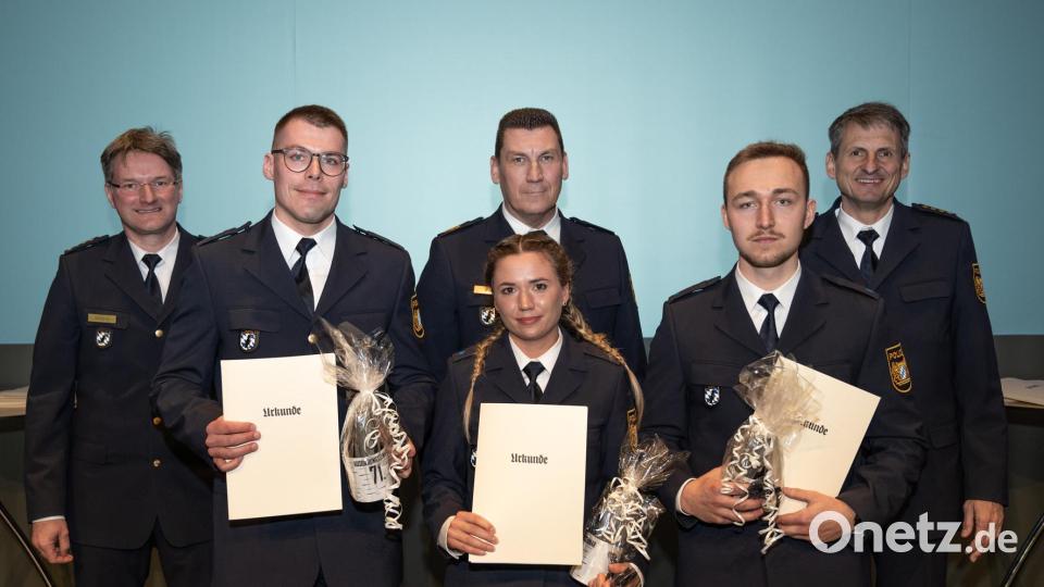 Stolz auf die erzielten Prüfungsergebnisse: (von links) Seminarleiter Daniel Czogalla, Polizeioberwachtmeister Stefan Gihl (Platz 2 in Bayern), Polizeioberwachtmeisterin Hannah Tänzer (Platz 7 in Bayern), Polizeivizepräsident Stefan Weis, Polizeioberwachtmeister Gerhard Fuchs (Platz 3 in Bayern) und der Abteilungsführer der VII. Bereitschaftspolizeiabteilung, Leitender Polizeidirektor Stefan Beil. Bild: Martin Bösl/exb
