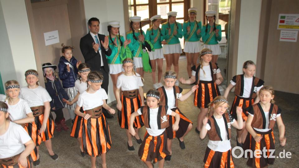 Am Ende gaben die "Piraten" dem Stadtoberhaupt noch eine Kostprobe ihres Könnens. Bild: frd