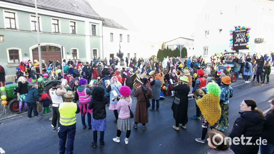 Die Musiker und Zuschauer hielten mit dem Treffen am Rathaus an der Tradition fest. Bild: gz