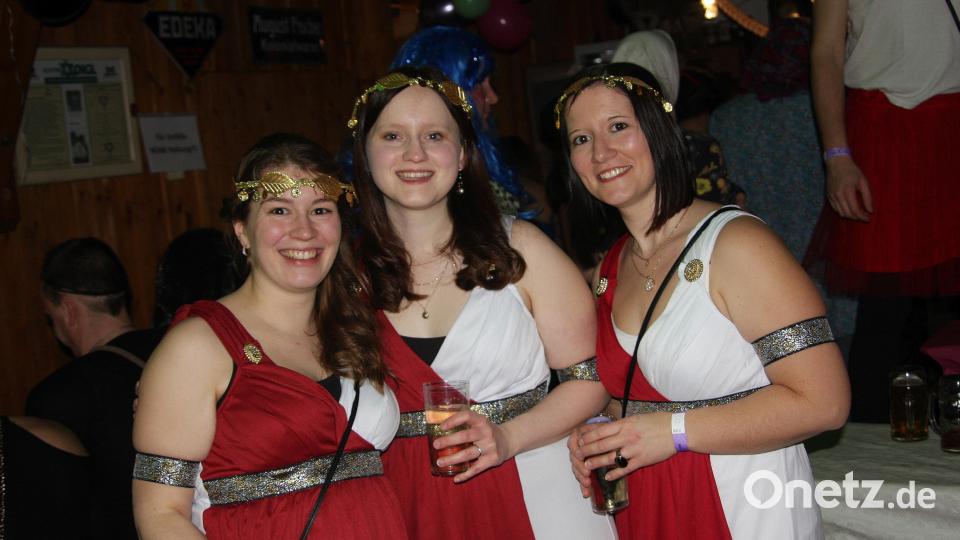 Drei &quot;Römerinnen&quot; beim Weiberfasching. Bild: wro
