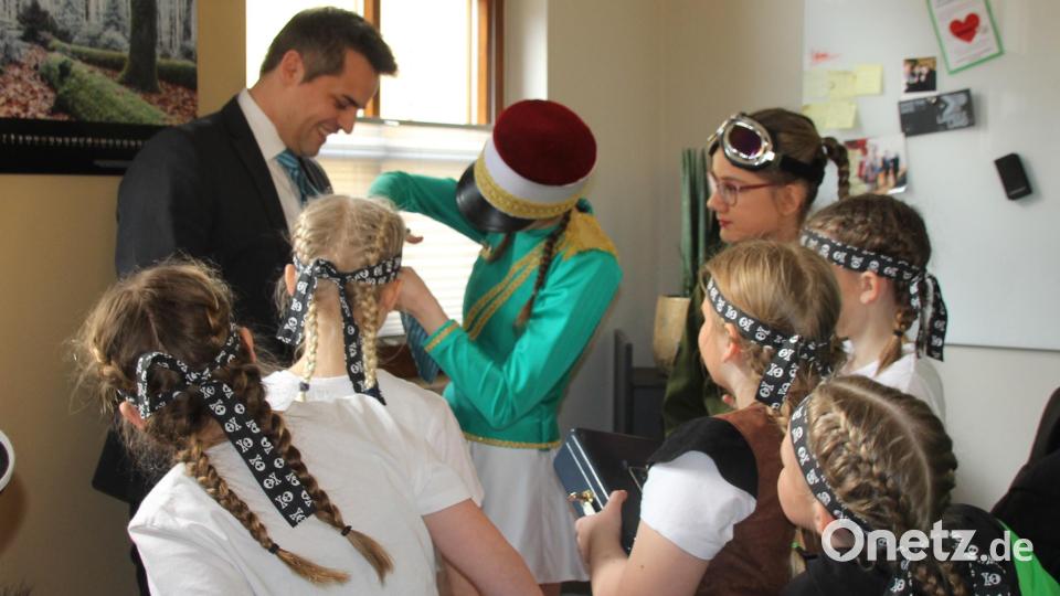 Natürlich muss auch die Krawatte daran glauben Bild: frd