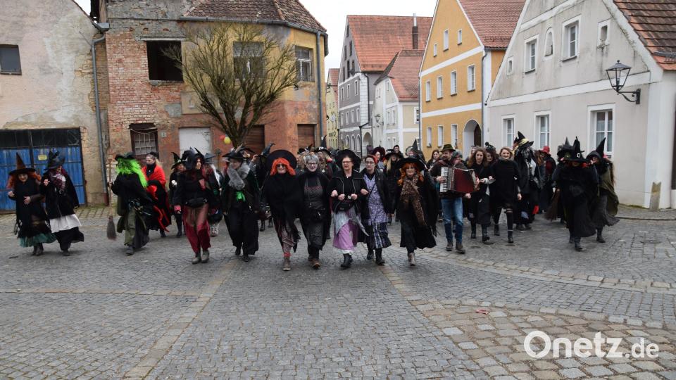 Das ist Rekordbeteiligung: 82 Hexen zählt man heuer an der ersten Station am Schmidmühlener Rathaus. Bild: bö