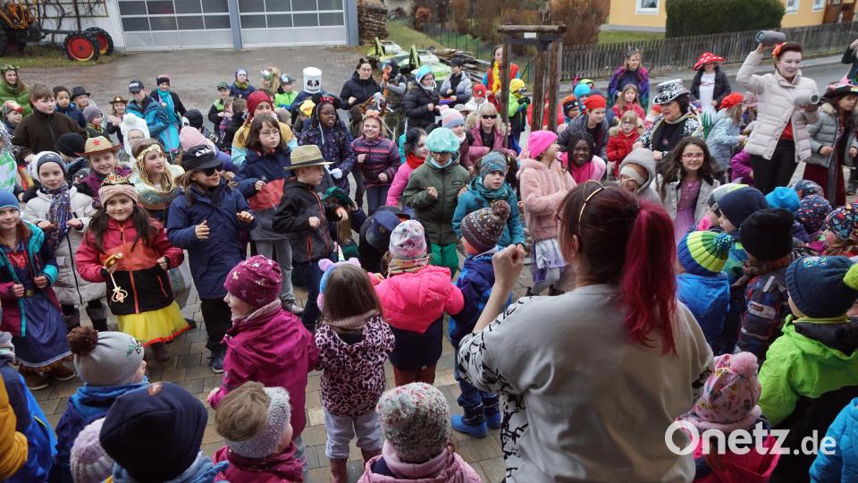 Beim Kindergarten warteten die Mädchen und Buben auf die Grundschüler, um mit ihnen ausgelassen Fasching zu feiern. Bild: bkr