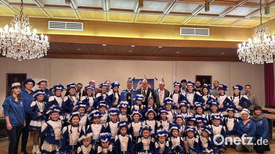 Über 40 Gardemädchen zeigten im Rathaus, was sie über Monate trainiert haben. Mit den Trainerinnen, Stadträten und Bürgermeistern stellen sie sich zum Gruppenbild auf. Bild: Stefanie Gradl