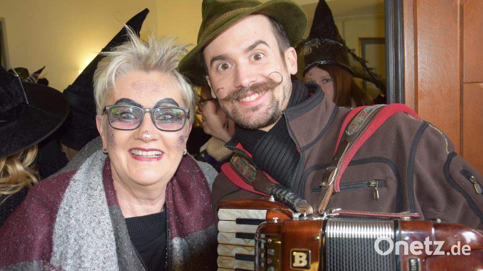 Ausnahme: Der einzige Mann der mitgehen darf ist schon seit mehr als einem Jahrzehnt der Brettelspitzen-Musikant Florian Gröninger. Hier zusammen mit Petra Fellner, der langjährigen Organisatorin der Kasperl vom Unsinnigen Donnerstag. Bild: bö