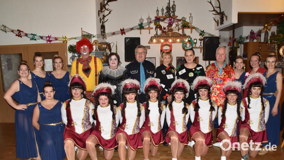 Monique Linke (links) mit ihren Gardemädchen und den Ordensträgern (dahinter). Bild: hcz