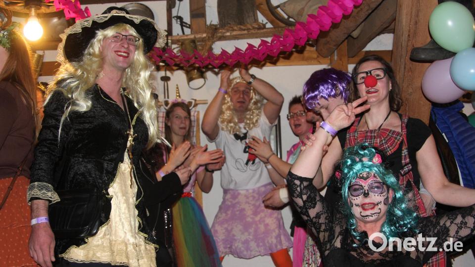 Nach der Corona-Pause genoss man die Stimmung, für die der Fasching in Falkenberg bekannt ist. Bild: wro