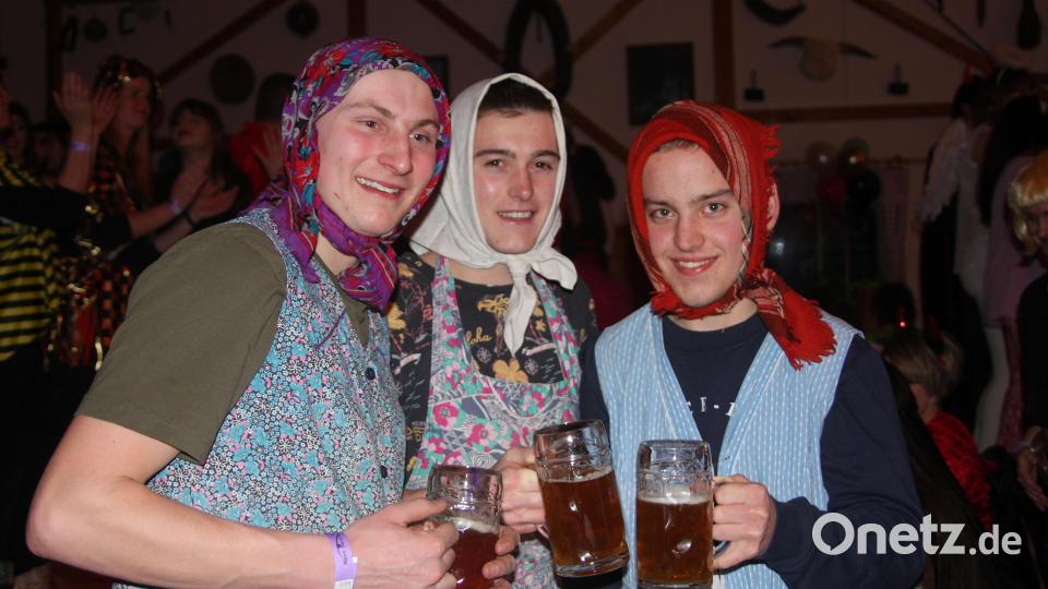 Wer aus dem Kreis der Männer dabei sein wollte, musste für einige Stunden lang in Frauenkleider schlüpfen. Bild: wro