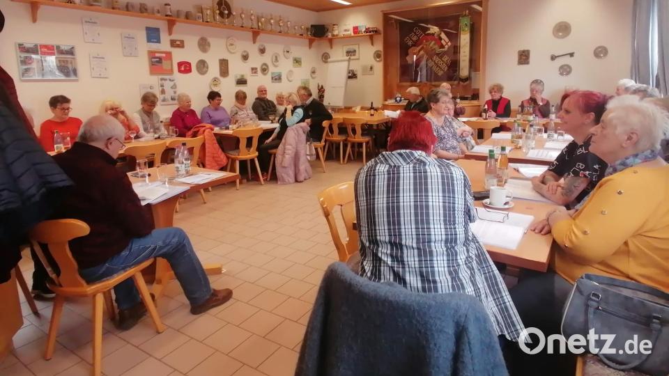 Rund 30 Amateur-Chörsänger halfen mit, dass aus dem Liedernachmittag eine kurzweilige Veranstaltung werden konnte. Bild: Sandra Pinzer/exb