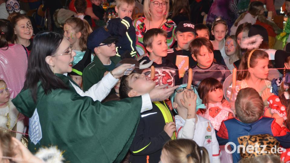 Das Wurstschnappen ist gar nicht so einfach, wie sich bei der Faschingsfeier an der Hahnbacher Schule zeigt. Bild: mma