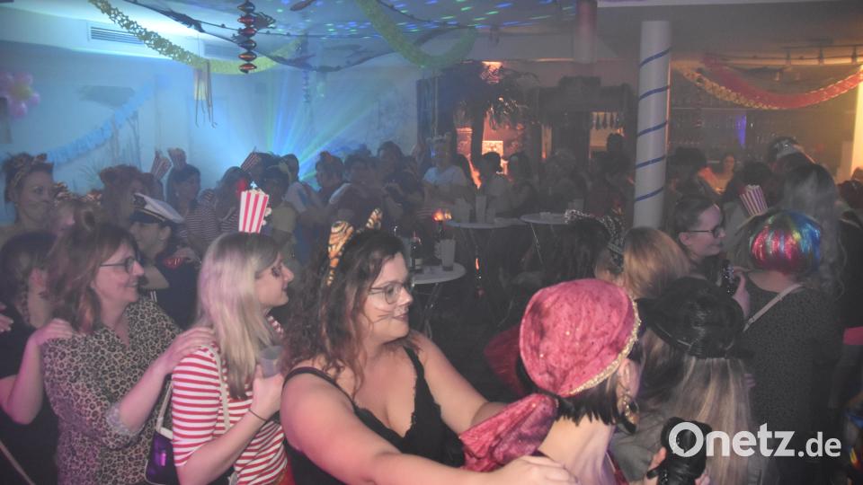 Die Polonaise führt durch das ganze Lokal. Bild: wrm