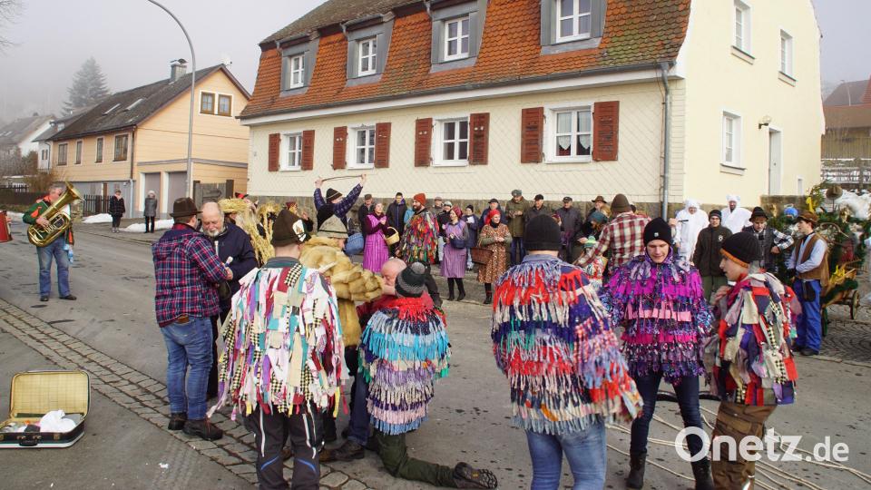 Bei der “Böhmischen Fosnacht” in Stadlern sorgt die Dorfjugend für Faschingslaune. Bild: mmj