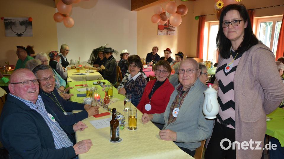 Seniorenbeauftragte Ramona Zeitler (rechts) hat den ersten Seniorenfasching in der Gemeinde Pechbrunn organisiert. Bild: jr