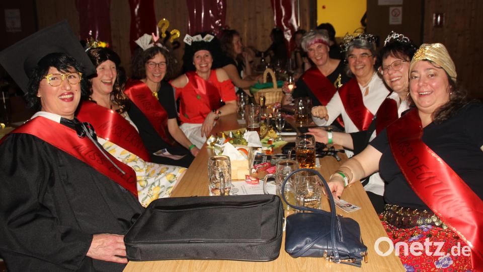 Sie alle haben Misswahlen gewonnen und auch ihre Juristin (links vorne) gleich mit dabei . Bild: frd