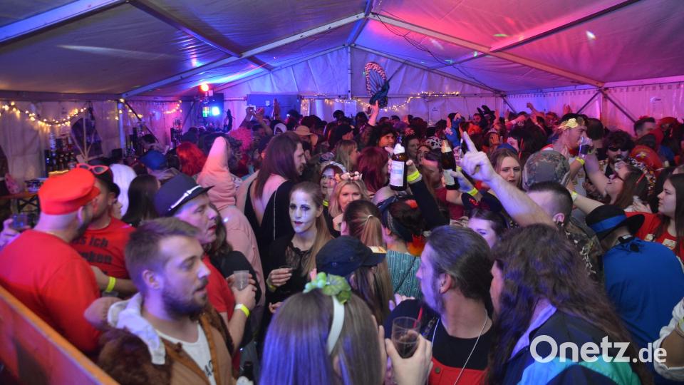 Drei Partyzelte hatten die Verantwortlichen des SV Kulmain aufgestellt. Und in keinem gab es beim Weiberfasching ein Durchkommen. Bild: ak