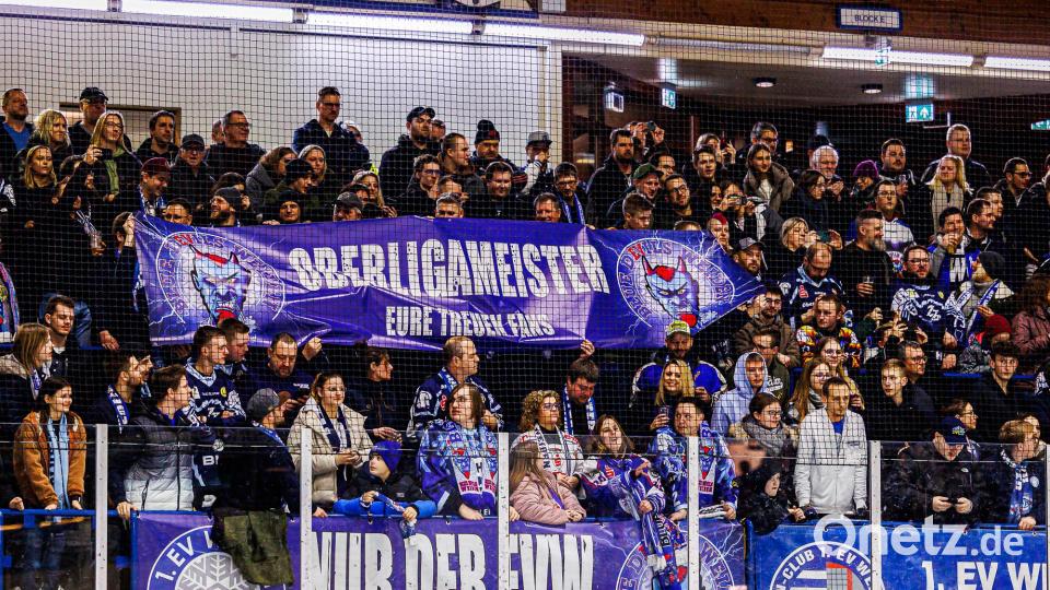 Die Fans der Blue Devils hatten das Meister-Spruchband schon parat. Bild: Werner Moller