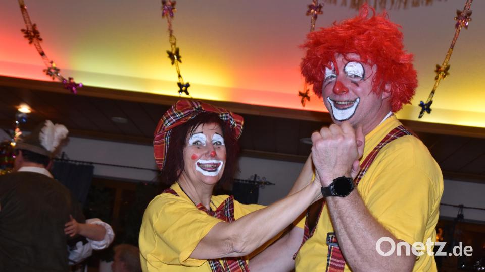 Karin und Heiner Vierling kommen als Clowns verkleidet. Bild: hcz