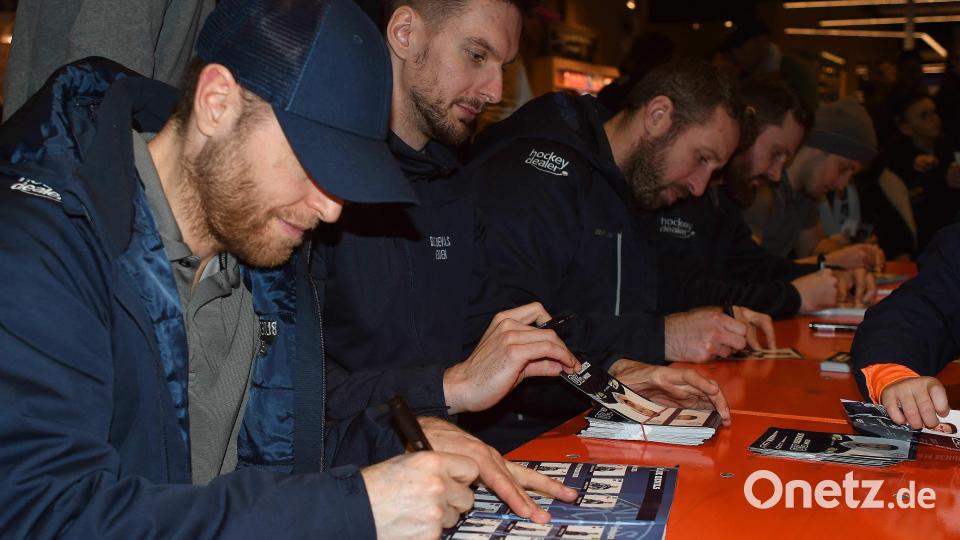 Die Spieler haben sich nicht nehmen lassen, die ersten Stickeralben persönlich zu signieren. Bild: otr