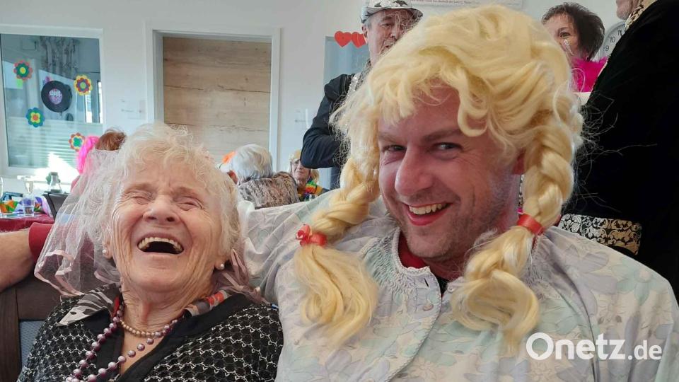 Die Mitarbeiter schlüpften in Frauenkleider und freuten sich gemeinsam mit den Tagesgästen auf die Besucher. Im Hintergrund Bürgermeister Reiner Gäbl und AWO-Vorsitzender Fritz Möstl. Bild: gz