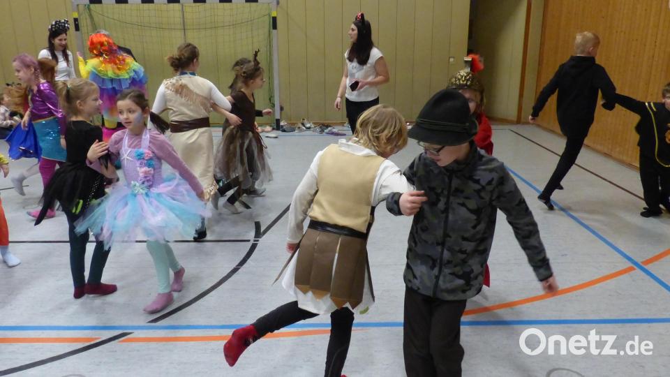 Tanzen und Toben ist bei der ausgelassenen Schulstunde angesagt. Bild: sl